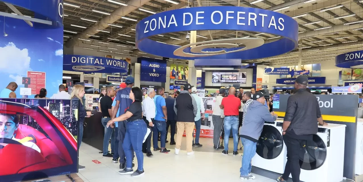 Tiendas y centros comerciales dominicanos abarrotados por el “Viernes Negro”