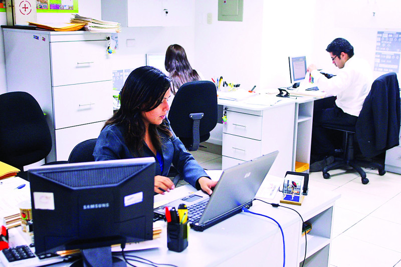 Estudio revela persistente brecha salarial de naturaleza en el país