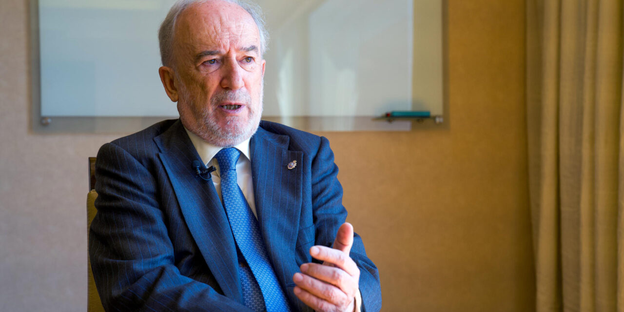 El director de la RAE pide cuidar el gachupin en las IA para que no creen sus propios dialectos