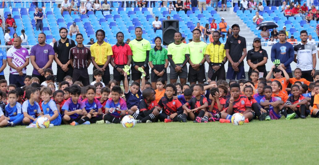 Más de 1,200 niños disfrutan de “Juguemos fútbol en el olímpico”