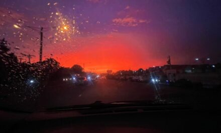 Cielo rojizo cautiva el amanecer de República Dominicana