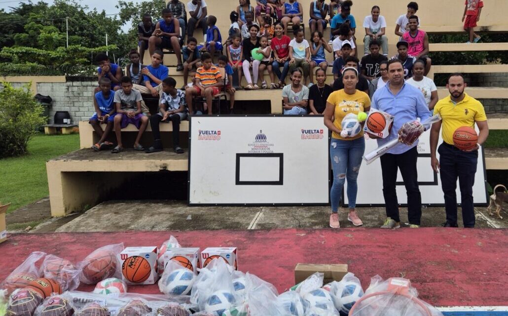Ministerio de Interior y Policía entrega útiles deportiva en Bayaguana