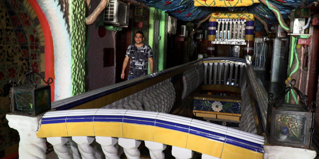 El templo “de hacer el amor”, uno de los moteles que acoge a los delegados de la COP16 en Cali