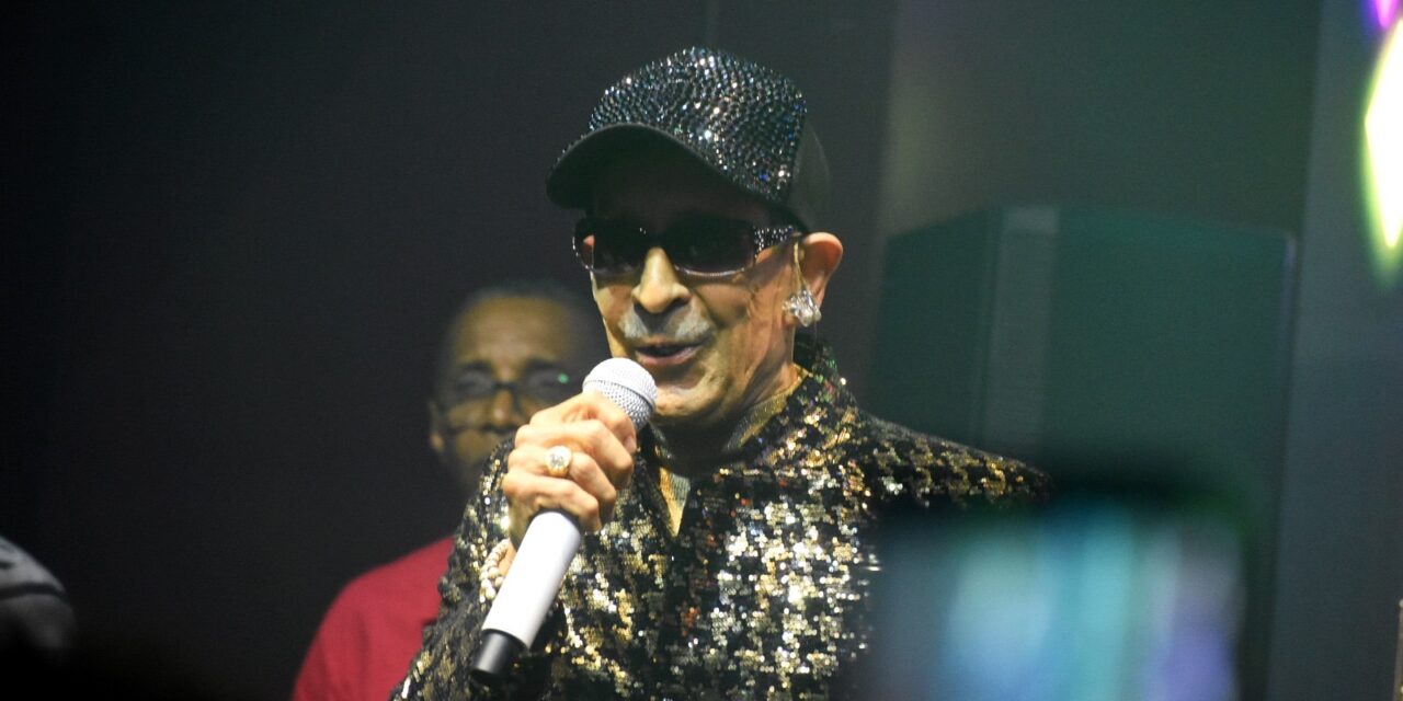 Jossie Esteban encanta en el 'Bono de Navidad' en Lungomare Bar & Lounge»