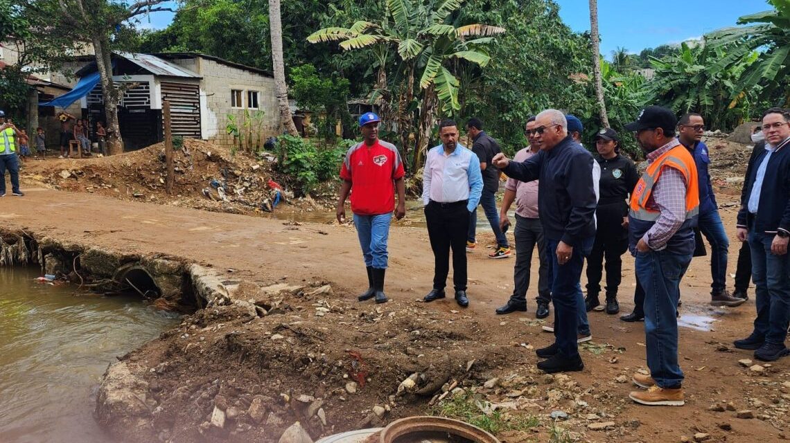 Ministro Andrés Bautista evalúa daños por inundaciones en Las Terrenas