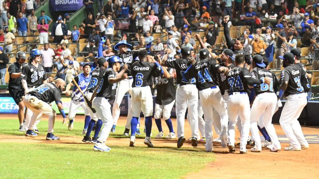 Sergio Alcántara jonronea; Licey somete a Toros en el Quisqueya