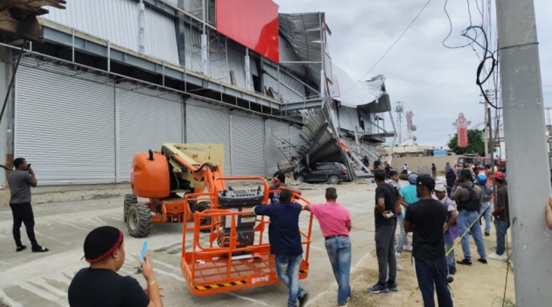 Tres heridos en derrumbe de edificio en Santiago tras ignorar orden de parada del MIVED