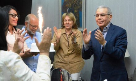 Dirigentes felicitan a Danilo Medina por su cumpleaños
