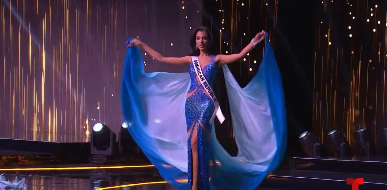 Celinee Santos desfila con su vestido de sombra