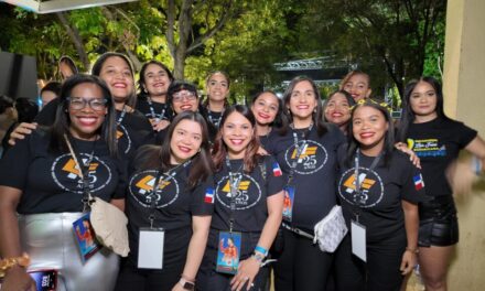 Fanáticos de Luis Fonsi se reúnen en su concierto de este sábado