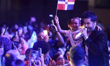 Manny Cruz llena de merengue a Baní