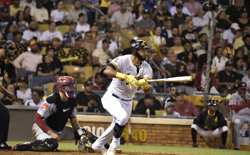 Estrellas a medio descanso del liderato, Águilas y Licey empatados en el tercero