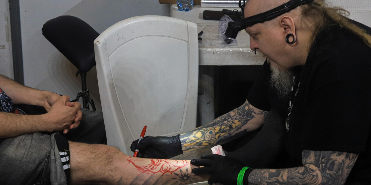 Tatuadores de 16 países muestran su arte a más de 3.600 metros de cota en Bolivia