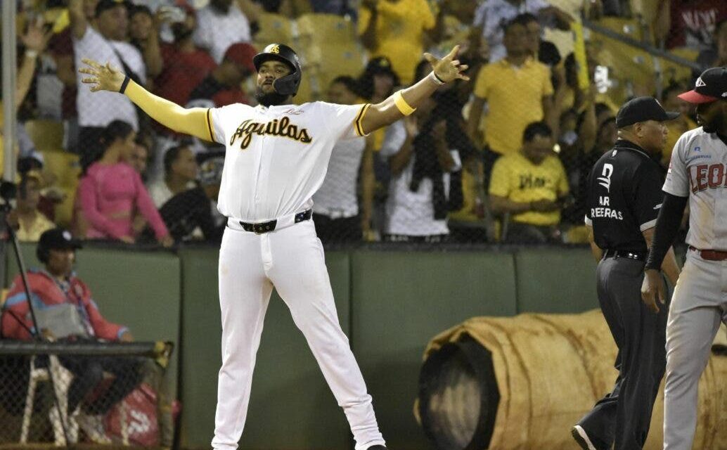 Águilas avasallan a Leones y empatan en tercera posición con el Licey