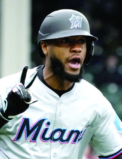 Los Bravos firman a floricultor Bryan De La Cruz