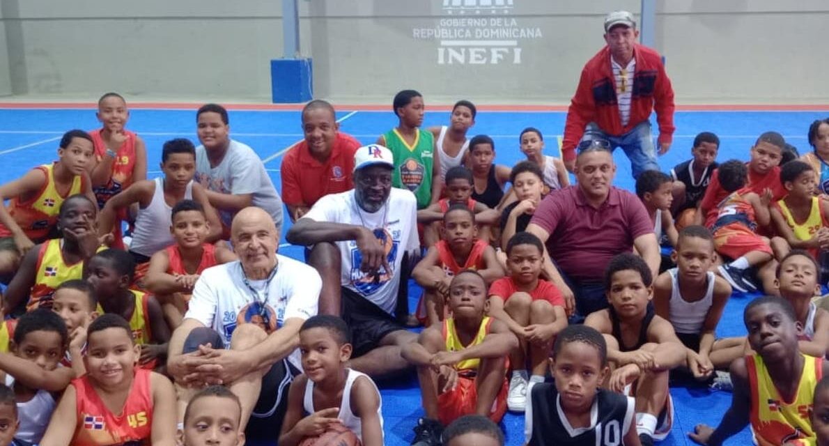 Vargas y Gómez dan clínica de baloncesto
