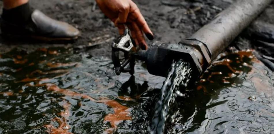 Diputados aprueban esquema de ley que permite a empresas extranjeras explotar petróleo en el país