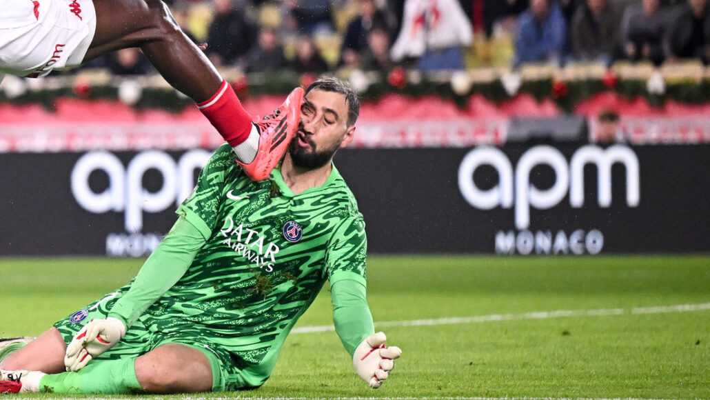 El zaguero del PSG recibe un robusto plantillazo en la cara