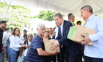 Leonel asegura que método de entrega de cajas es transparente y garantiza venir a personas de escasos capital