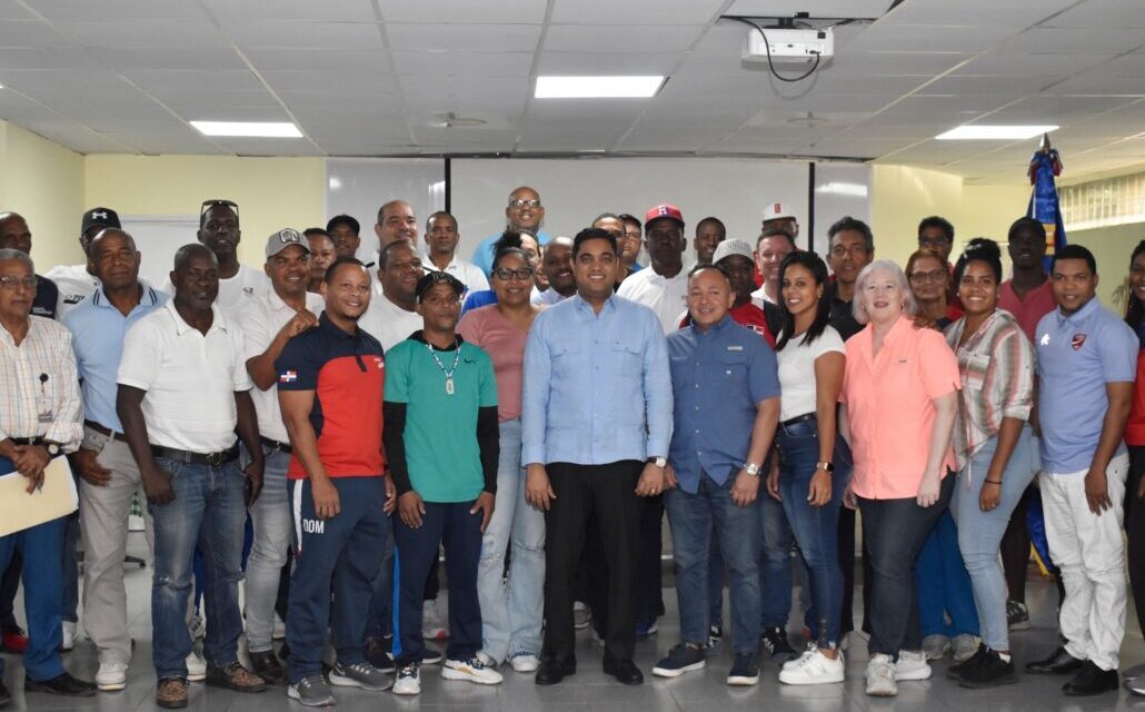 Ministro de Deportes entrega rebaja navideña