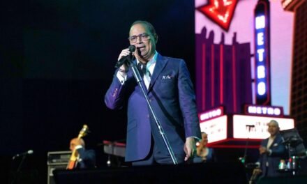 Gilberto Santa Rosa llena de simpatía y salsa el Pabellón de Voleibol en su “Gira Auténtica”