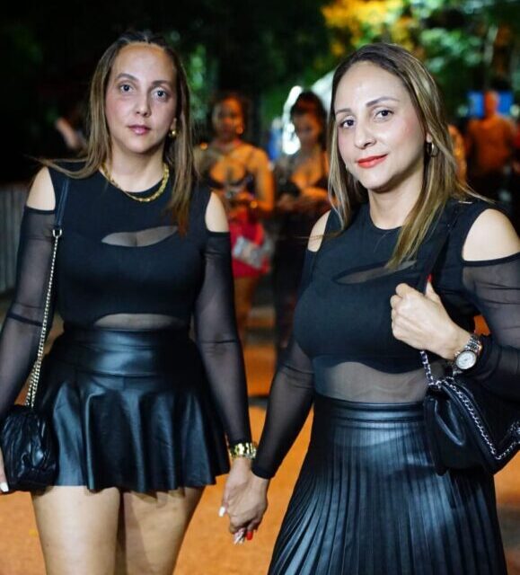 El cuero y el brillo predominan en los outfits de los aficionados al Aventura