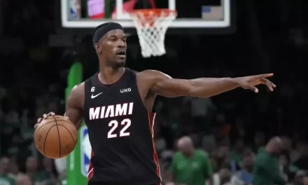 Pat Riley dice que el Miami Heat no cambiará a Jimmy Butler