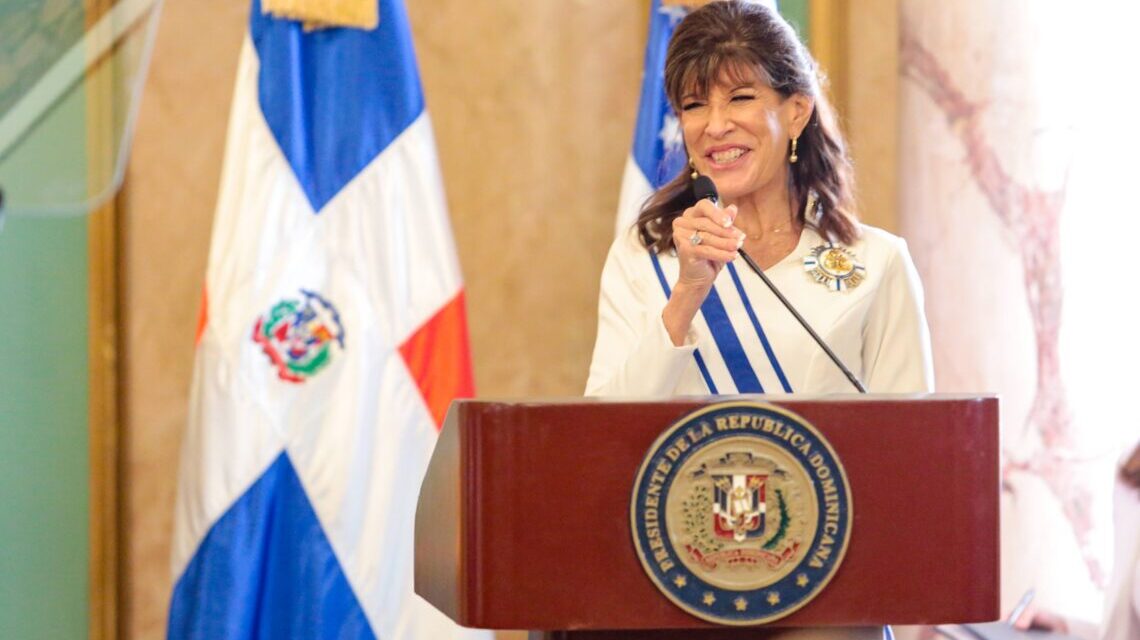 Abinader besalamano regreso de Robin Bernstein como Embajador