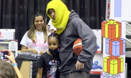 Fundación Bad Bunny entrega regalos a niños y jóvenes de PR