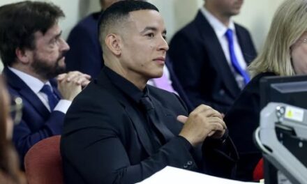 Daddy Yankee y Mireddys González llegan a la corte en medio de disputa lícito