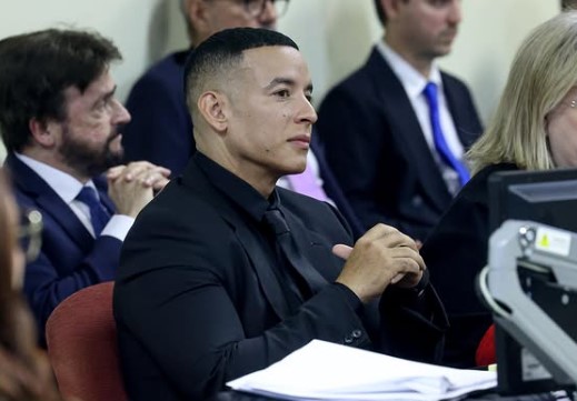 Daddy Yankee y Mireddys González llegan a la corte en medio de disputa lícito
