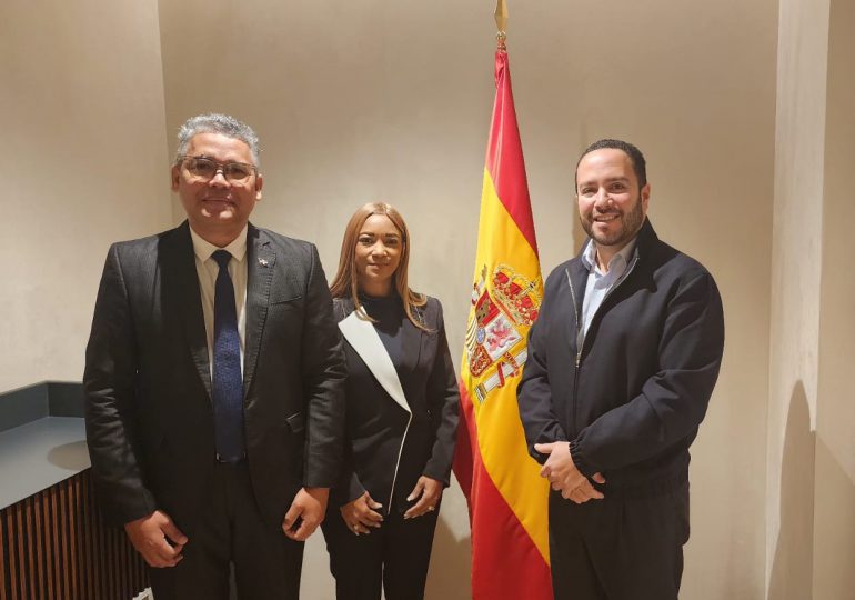 Carlos Peña firma la Carta de Madrid y GenS se suma al foro impulsado por Vox