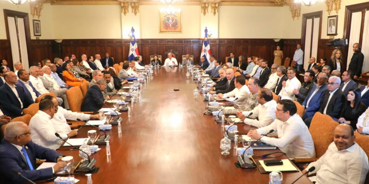 Funcionarios que dejaron el gobierno de Abinader: cambios estratégicos y desafíos políticos