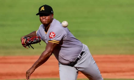 Enny Romero, votado como Lanzador del Año de la Lidom