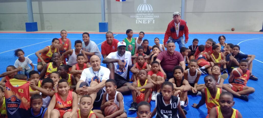 Grillo Vargas y Eduardo Gómez imparten Clínica de Baloncesto en el Capotillo