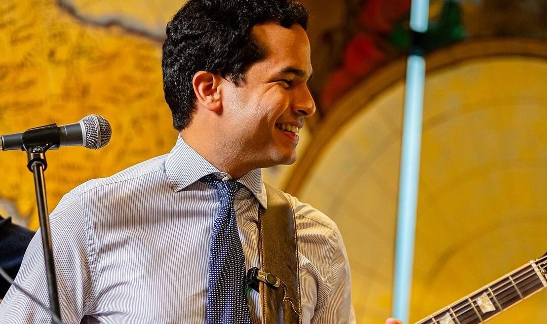 Omar Fernández celebra sus 33 vueltas al sol con guitarra en mano