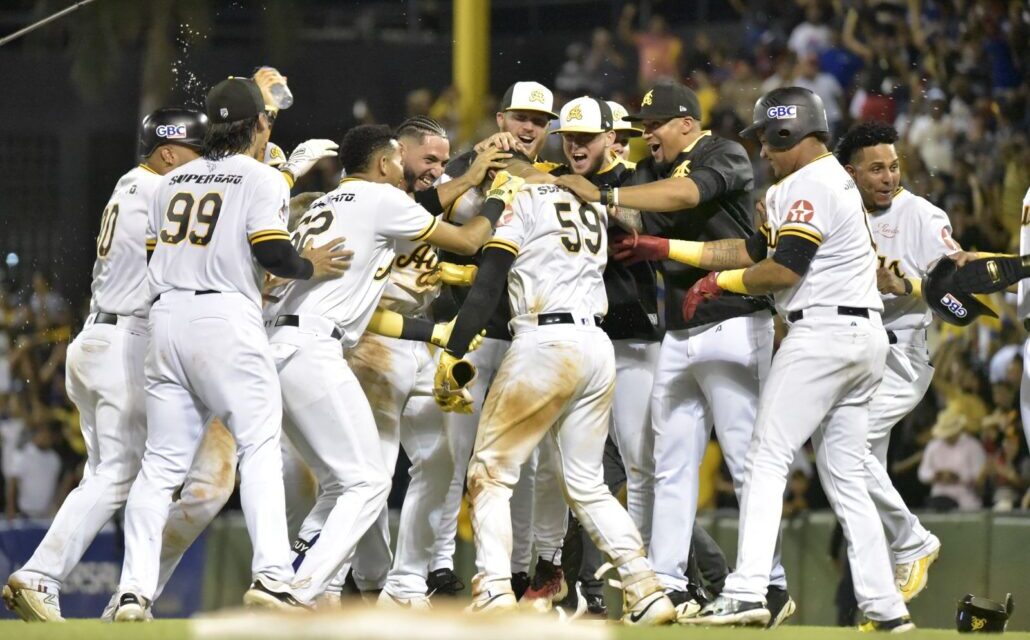 Águilas dejan tendidos en el ámbito al Licey