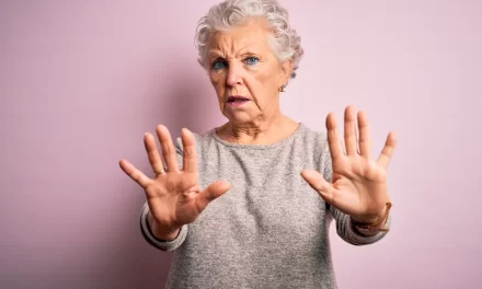 Abuelita aturdida con IA contra estafadores telefónicos