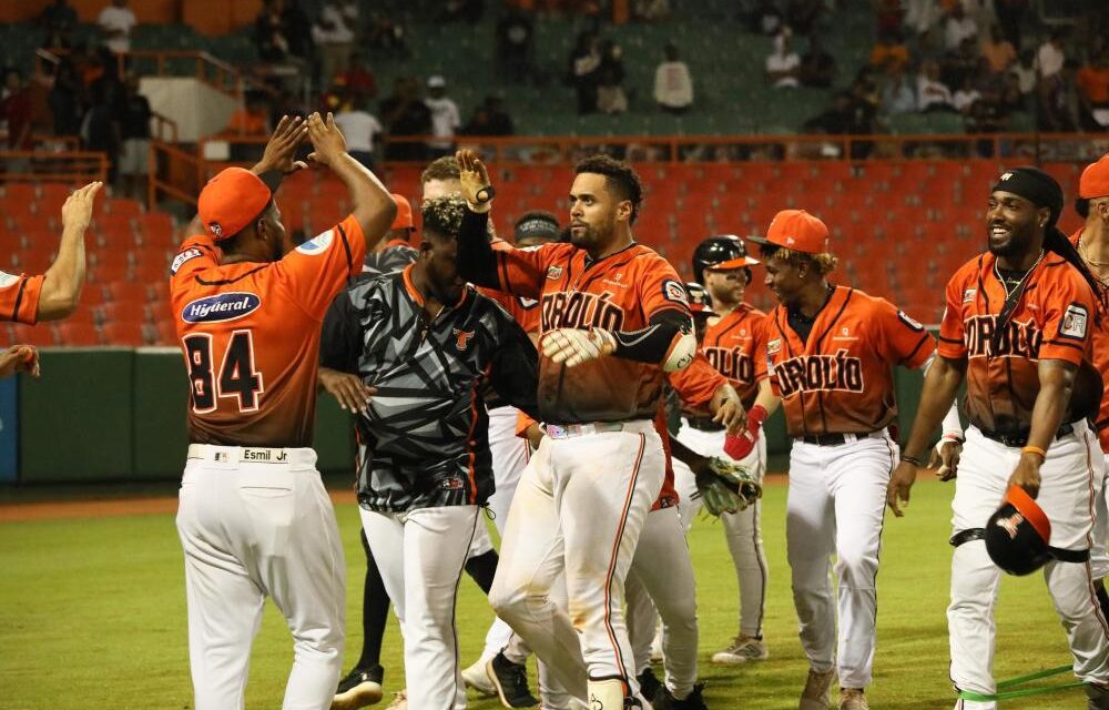 Grand slam de Francisco Peña da triunfo Toros sobre Águilas