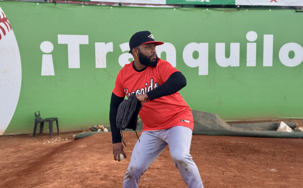 Leones acuerdan con el agente suelto Johnny Cueto