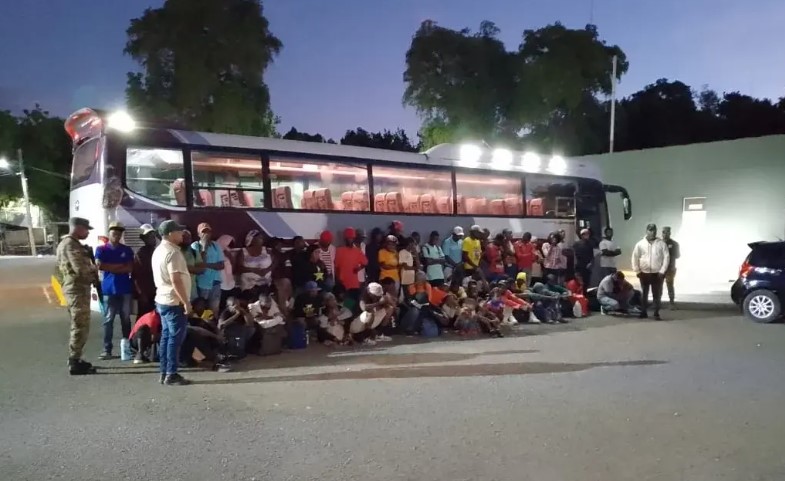 Migración detiene autobús que transportaba a 70 haitianos en Azua