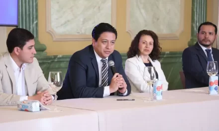 Presidente Abinader recibe comisión de Guatemala