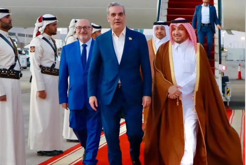 Presidente Luis Abinader llega a Qatar para Foro Mundial de Doha