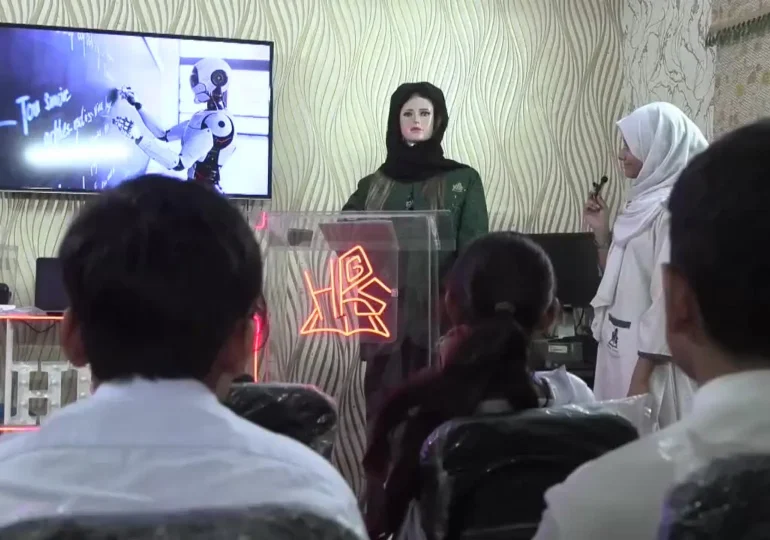 Una escuela en Pakistán presenta un maestro robot impulsado por inteligencia artificial