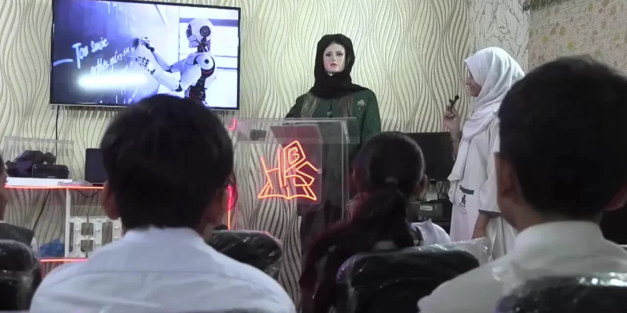 Una escuela en Pakistán presenta un hábil androide impulsado por inteligencia fabricado