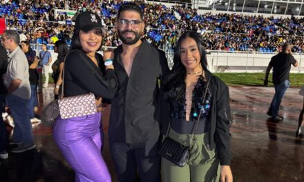 Fanáticos llegan para despedir la viaje de Ana Gabriel