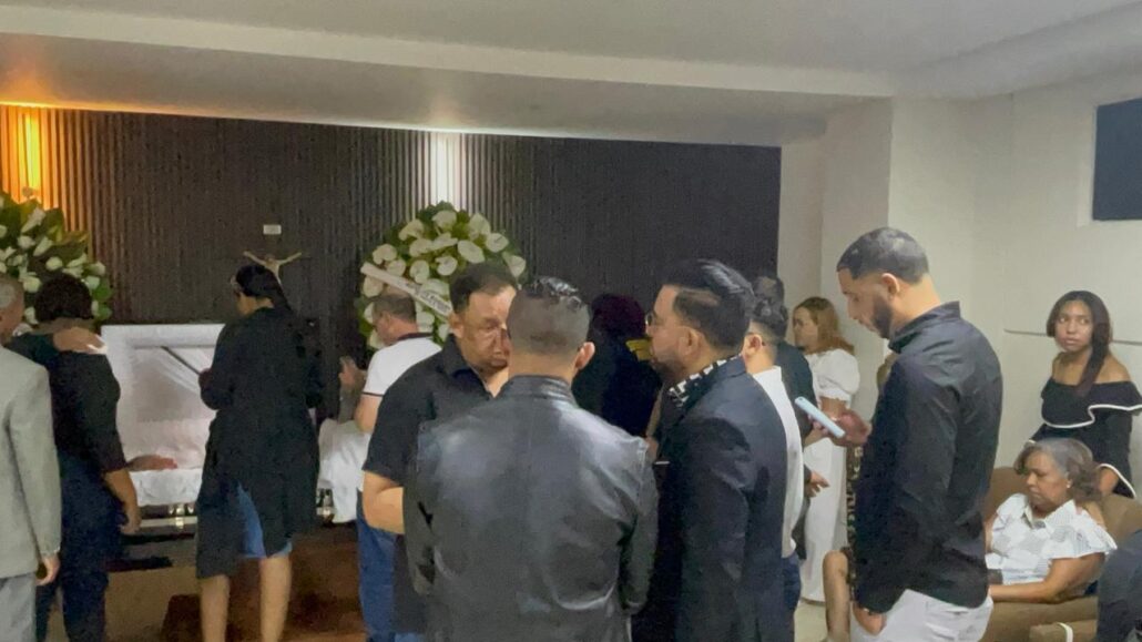 Acuden a funeraria Blandino a dar el pésame a familiares de Rafaelito Román