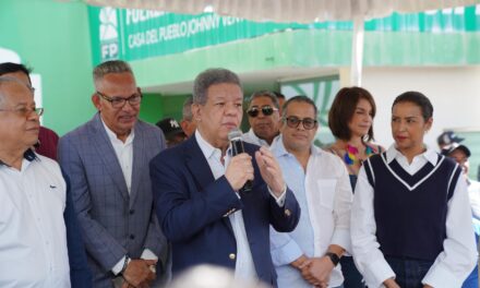 Leonel Fernández besalamano retiro de reforma tributaria del Congreso Nacional