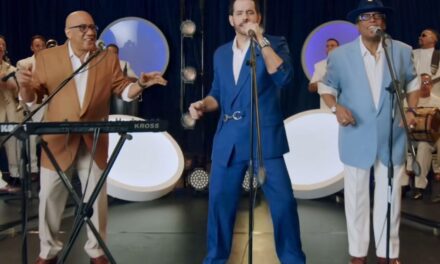 Manny Cruz reinventa el clásico «Fiesta Fiesta» con Sergio Vargas y Dioni Fernández