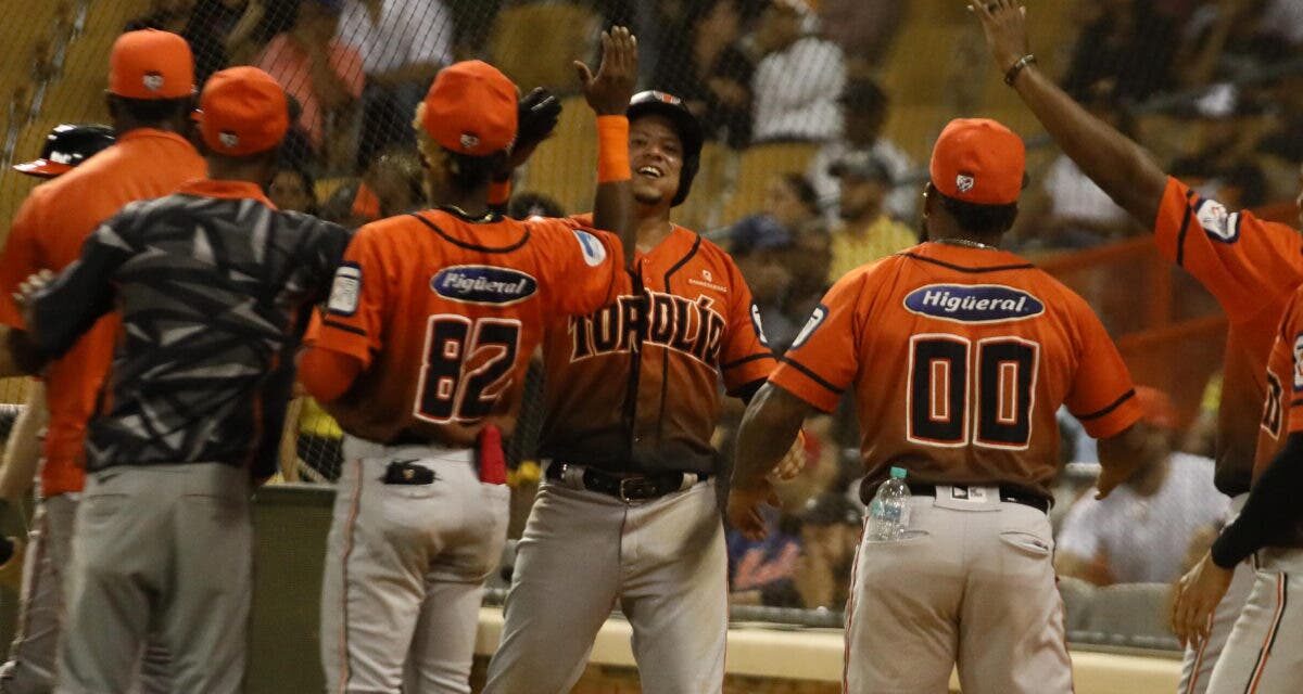 Barría, Lantigua y Rumfield guían triunfo Toros en Santiago